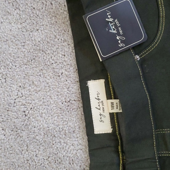 A bundle of 1 Shirt from Fresh and one pair of Capri's from Sag Harbor New - Picture 9 of 9